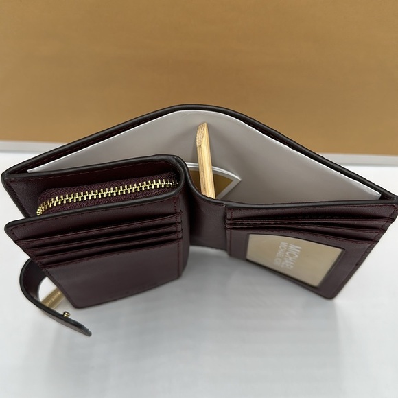 MICHAEL KORS Jet Set Medium Two-Tone
Logo Wallet
Wallet OXBLOOD MULTI COLOR - Picture 6 of 13